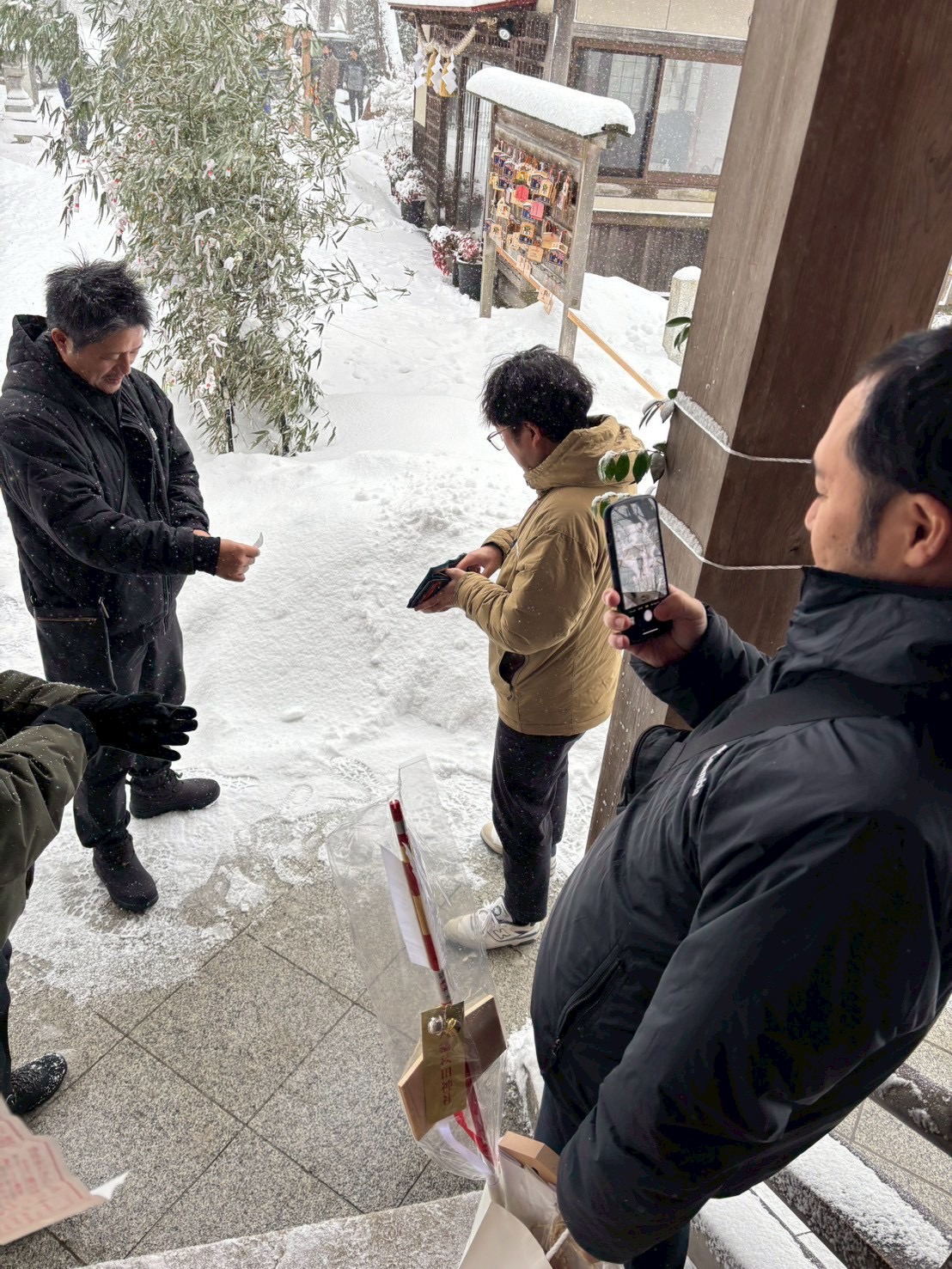 誰よりも先におみくじを引いて読み終えた武藤と、<br>おっ‼おぉ~~‼と言いながら見ている社長と、<br>その光景を撮影している佐藤。<br>笑笑